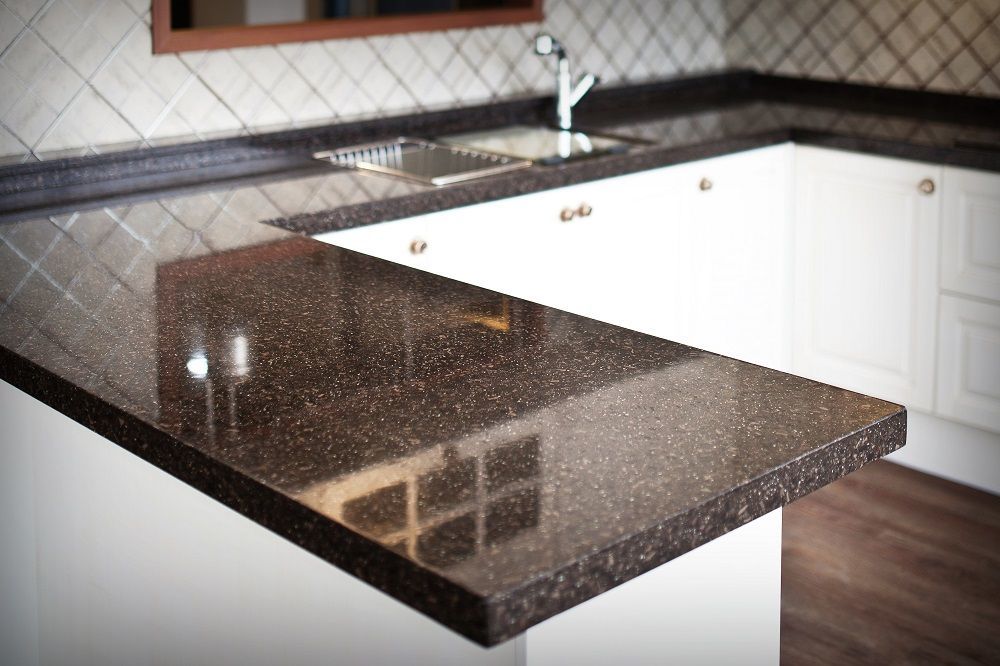 Тёмная столешница из искусственного камня
