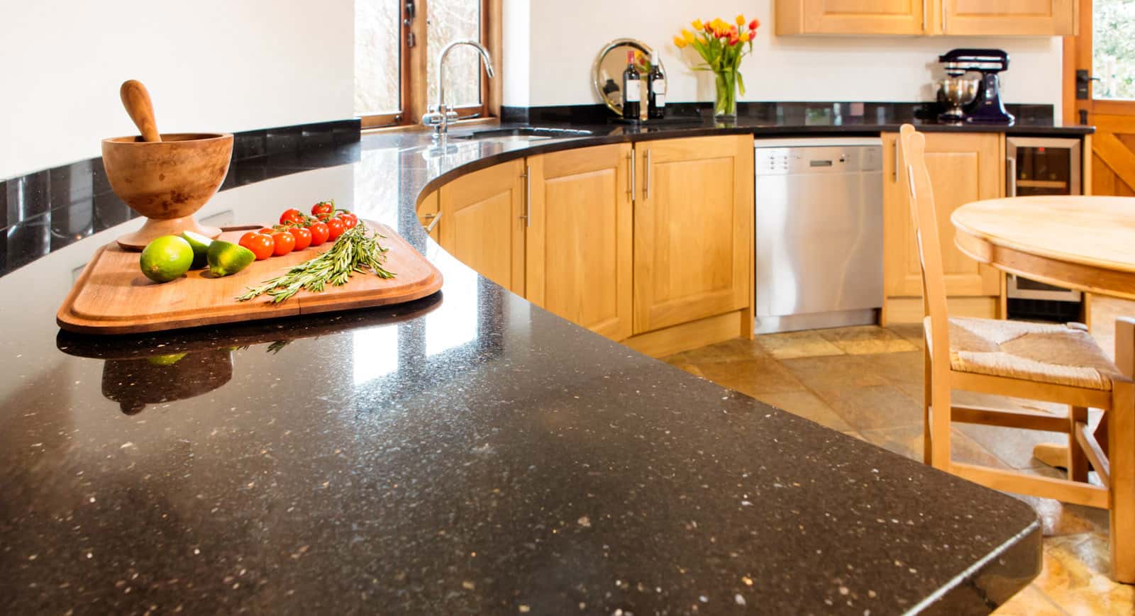 Радиусная столешницы из искусственного камня