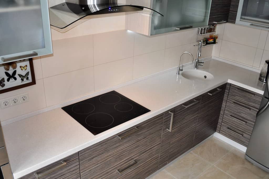 Столешницы из искусственного камня белая