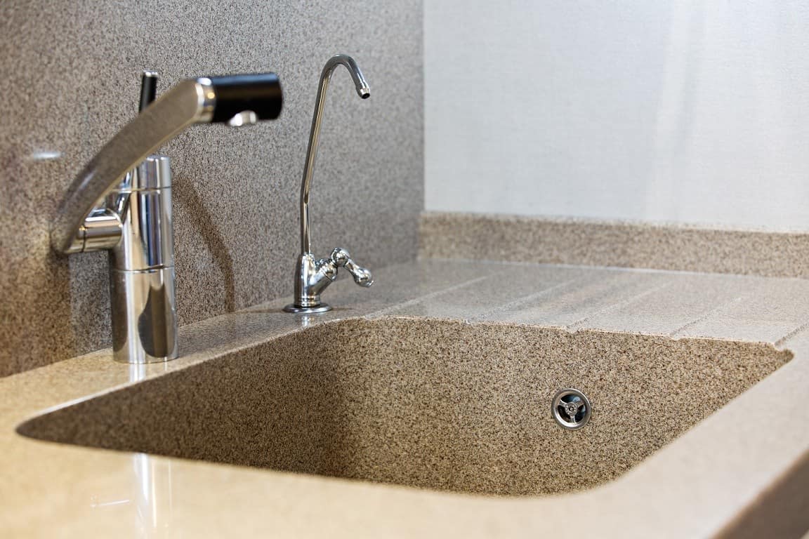 Столешницы из искусственного камня с мойкой