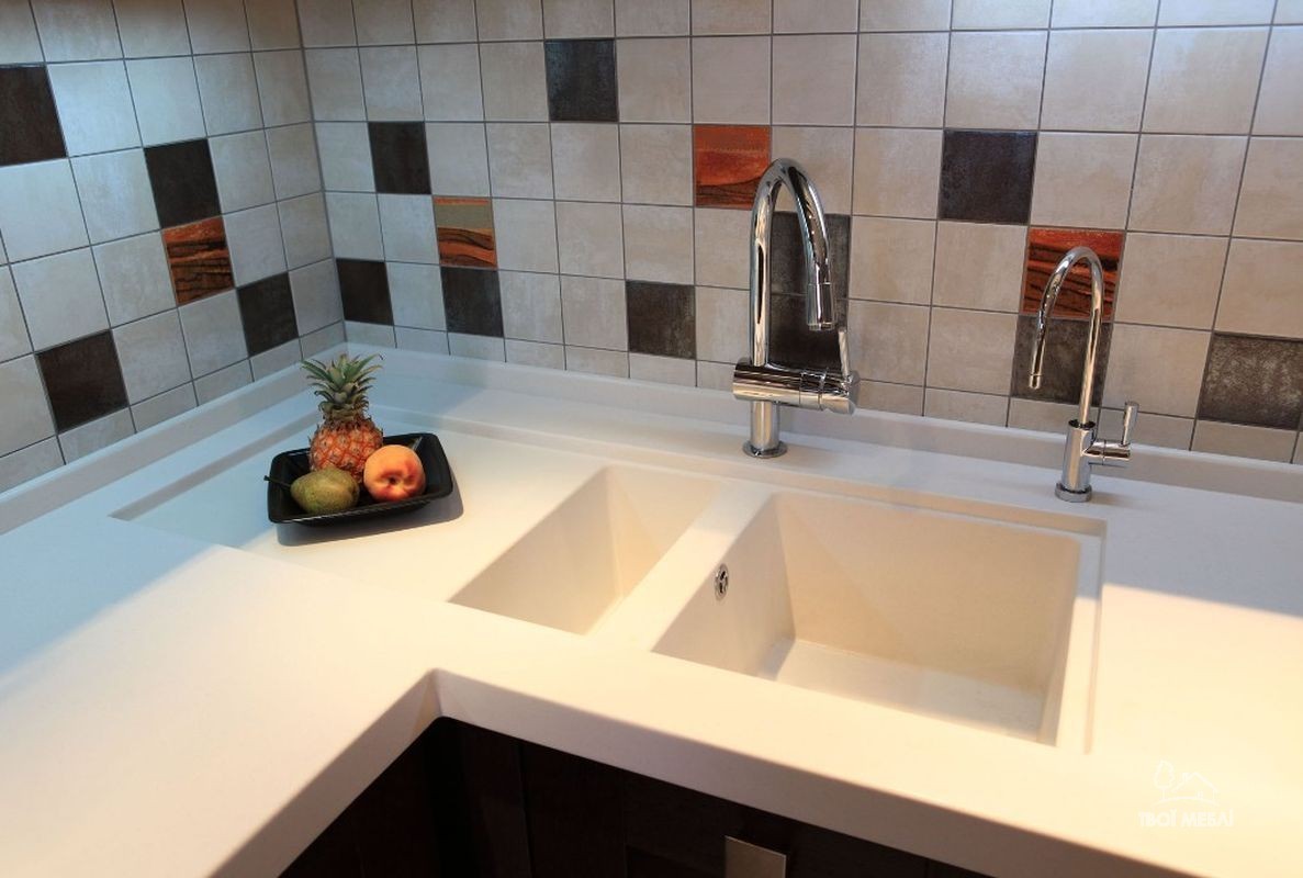 Столешницы из искусственного камня с раковиной на кухне
