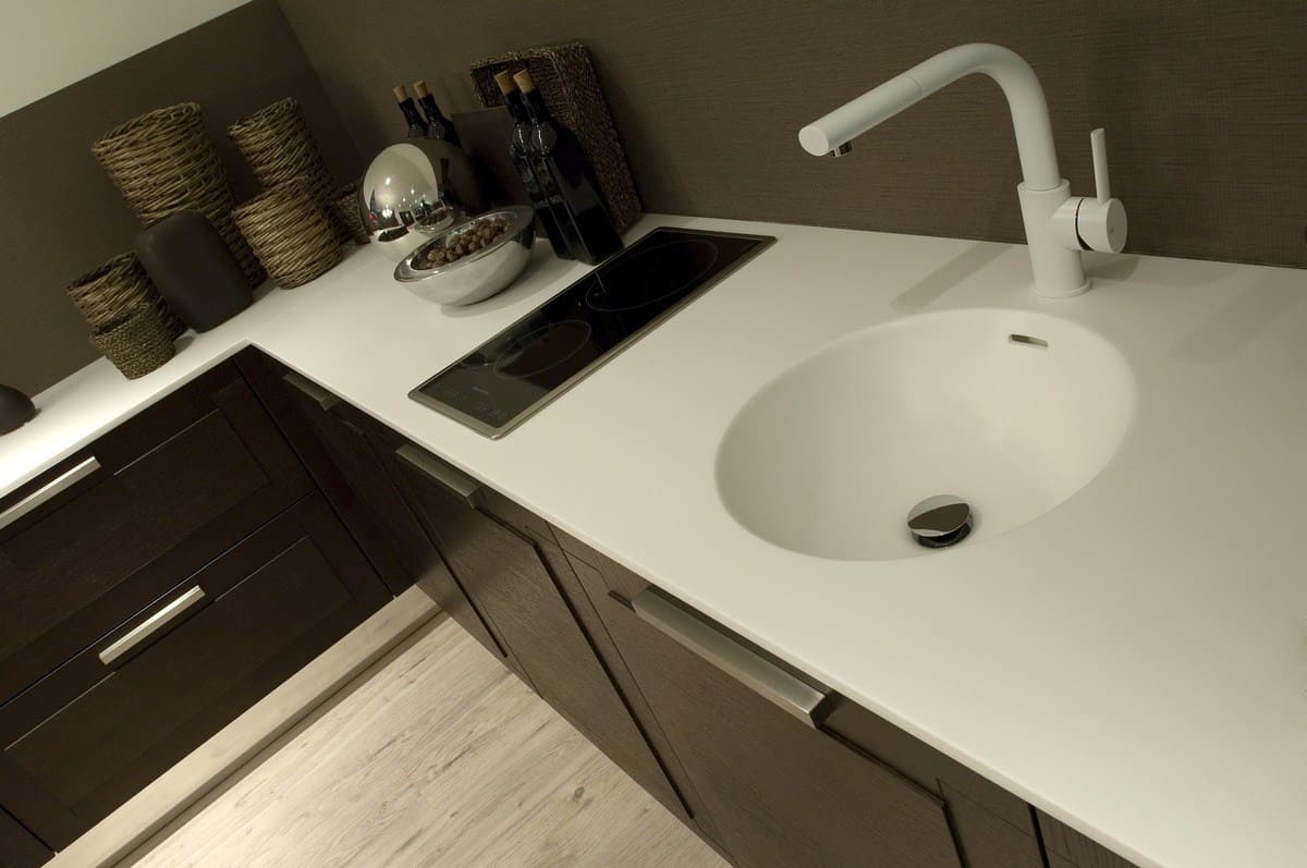 Угловая столешница из искусственного камня с мойкой