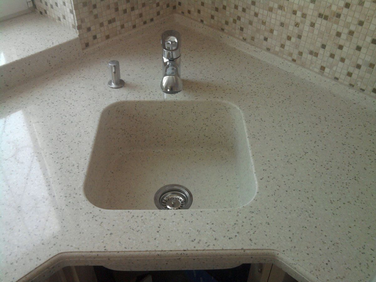 Угловая столешница из искусственного камня с раковиной