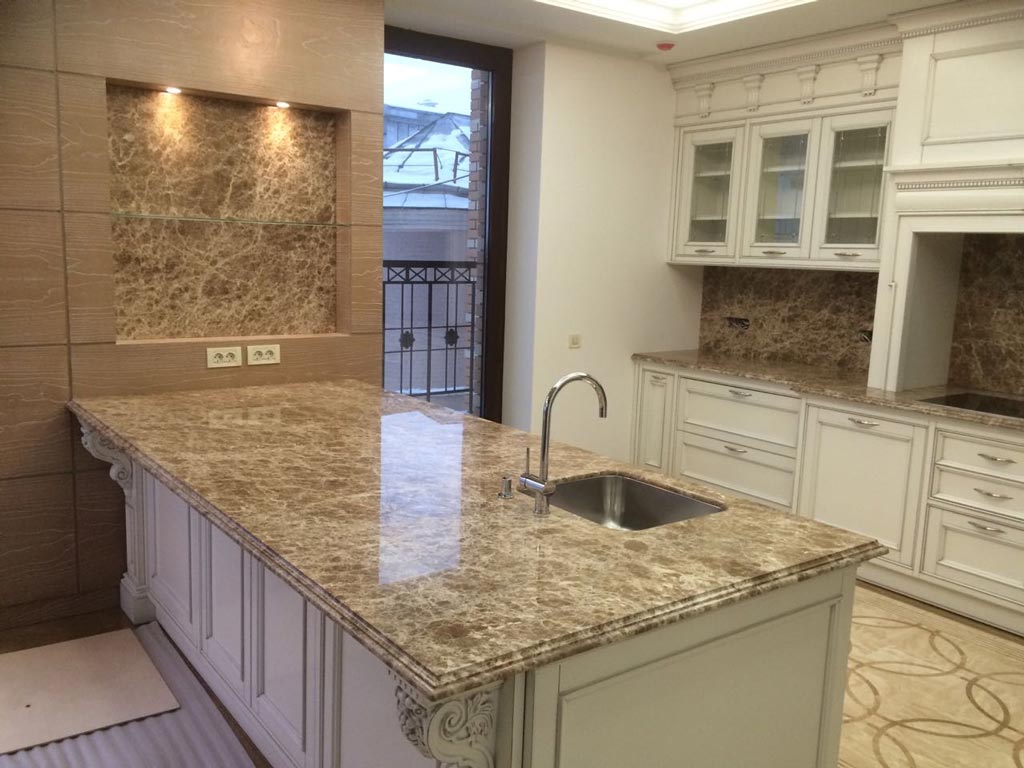 Столешницы под мрамор песочного цвета