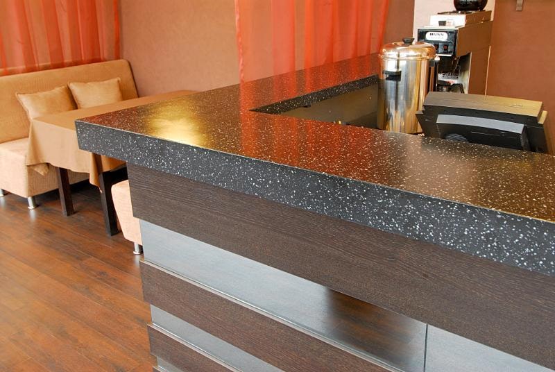 барные стойки из искусственного камня в кафе