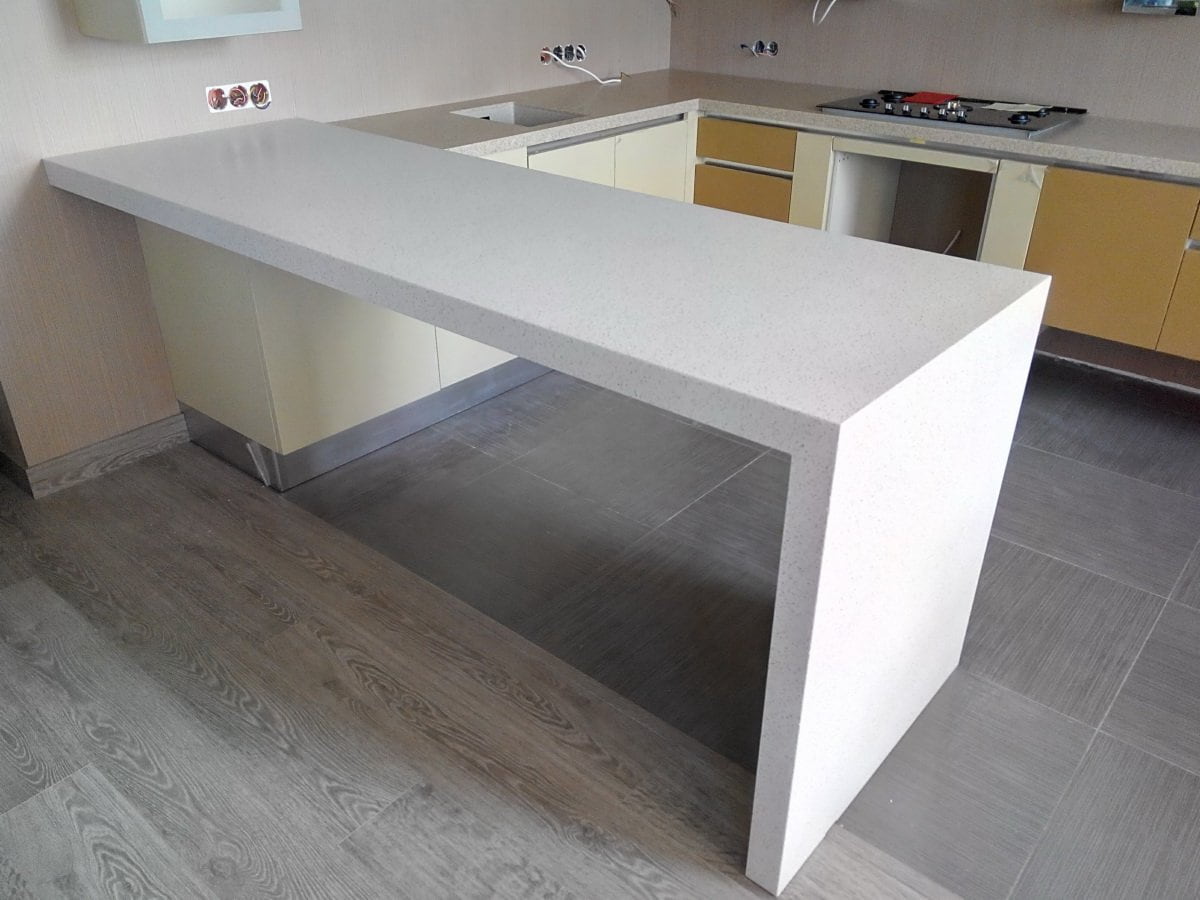 Белые барные стойки из искусственного камня