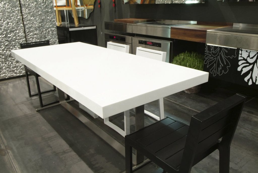 Белый стол для кухни из искусственного камня