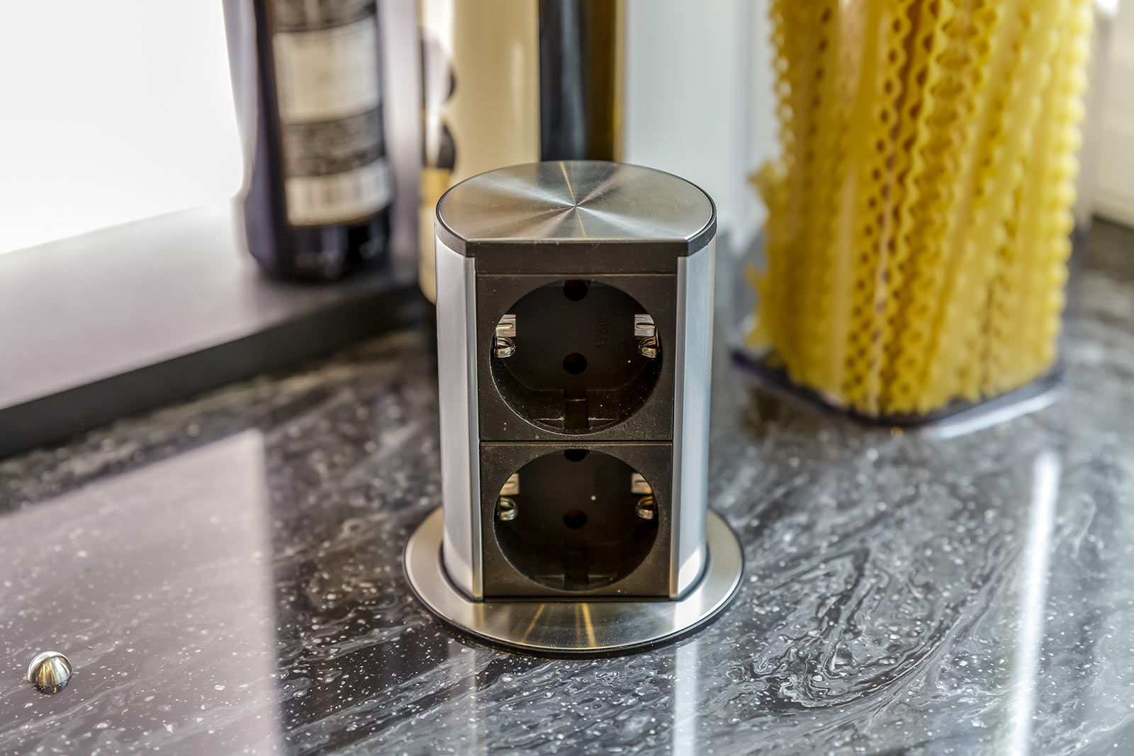 Выдвижные розетки в столешнице