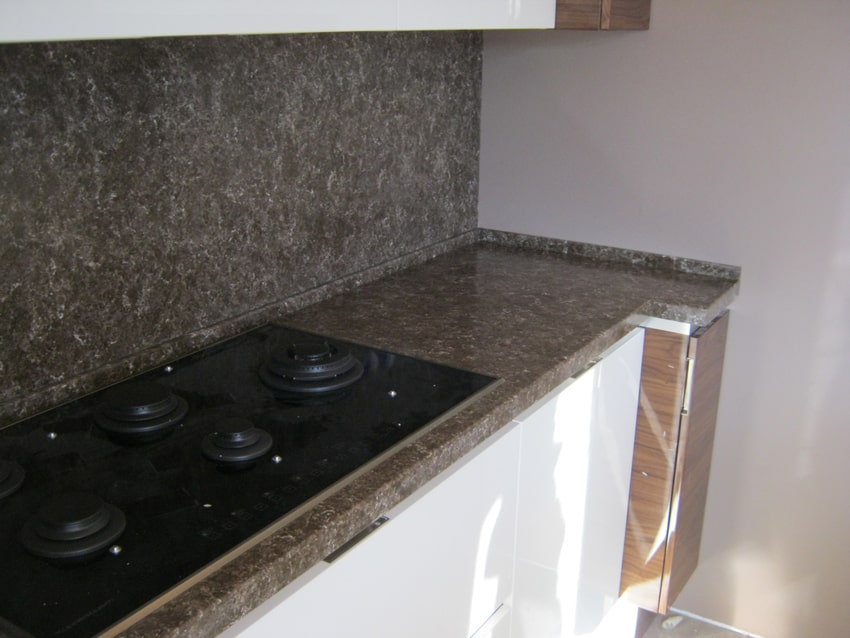 Фартук из искусственного камня на кухне