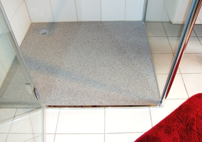 Серый душевой поддон из искусственного камня