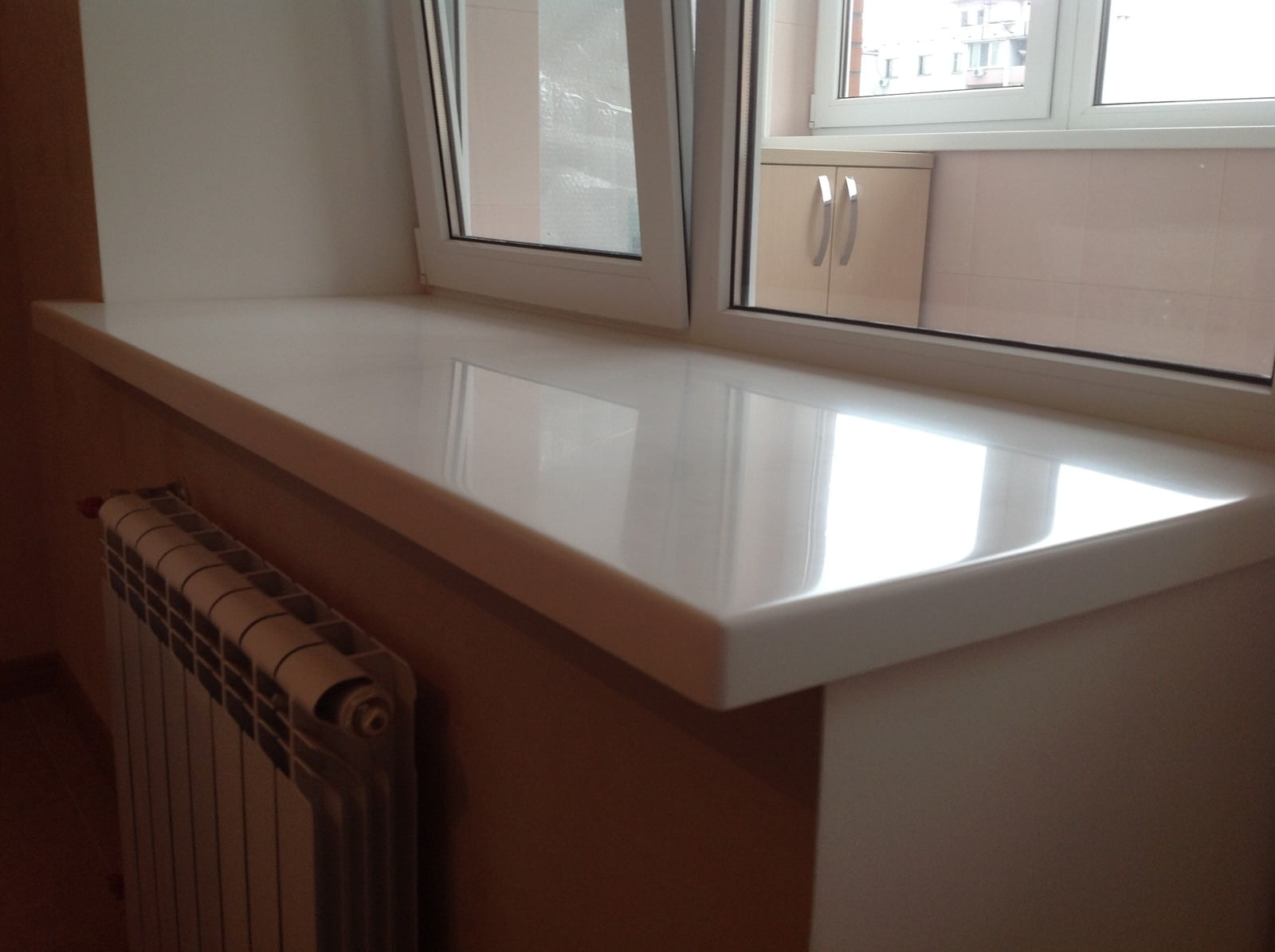 Белый акриловый подоконник