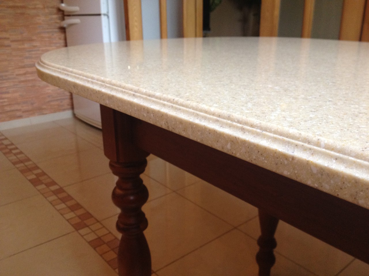 Кухонный стол из искусственного камня