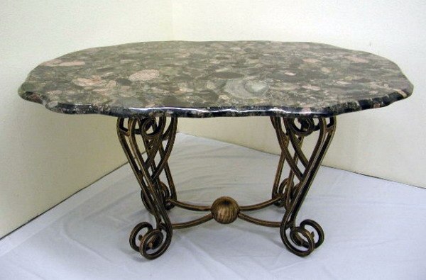 Кухонный стол из искусственного камня