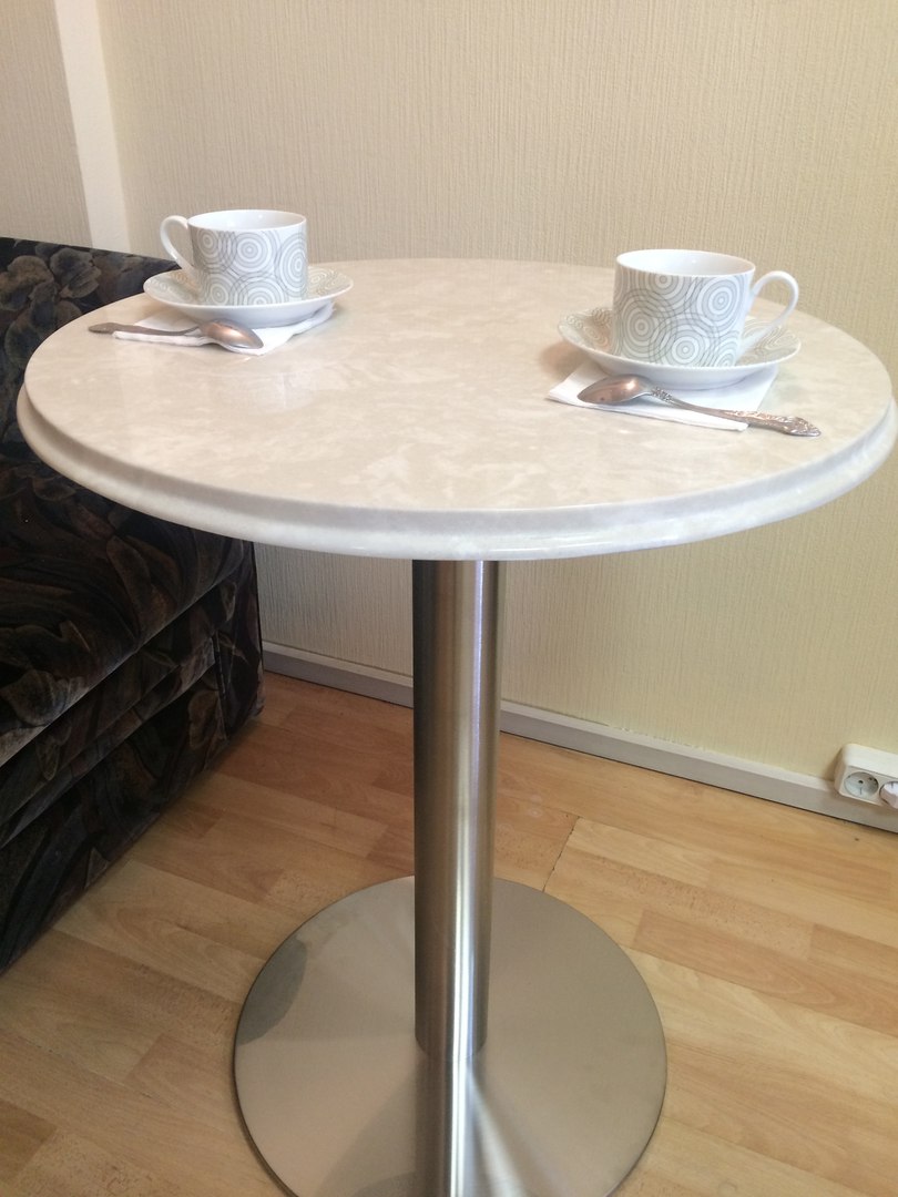 Кухонный стол из искусственного камня